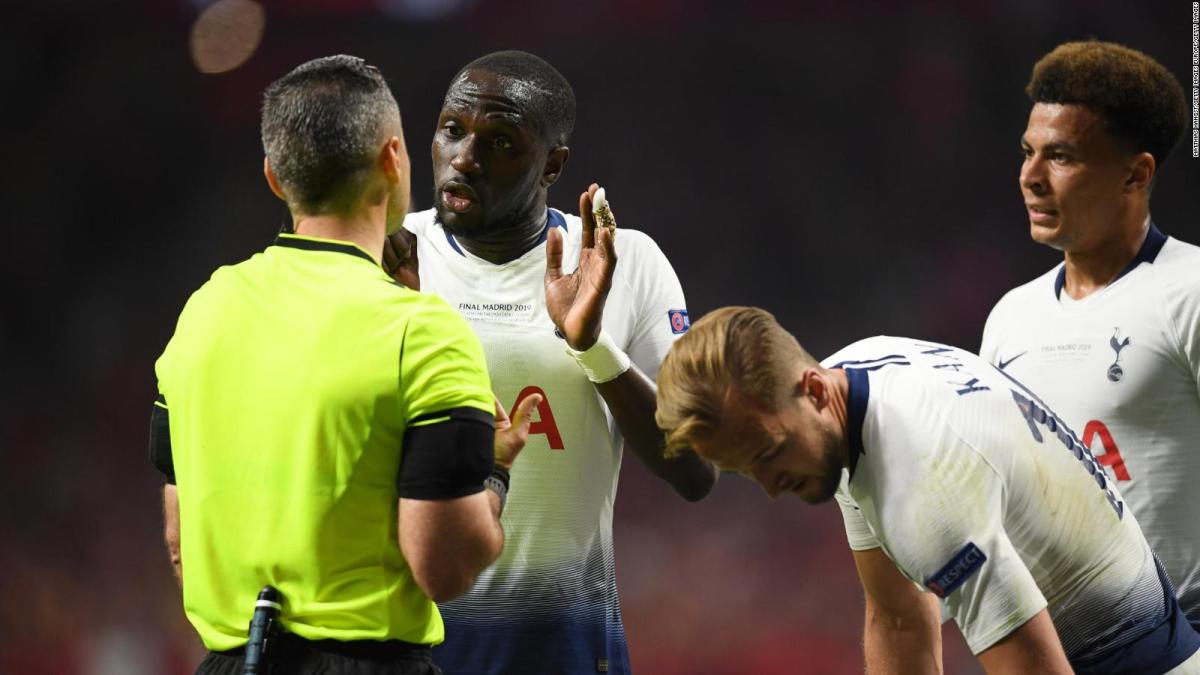 Tottenham beats Liverpool in English cup semis after serious injury